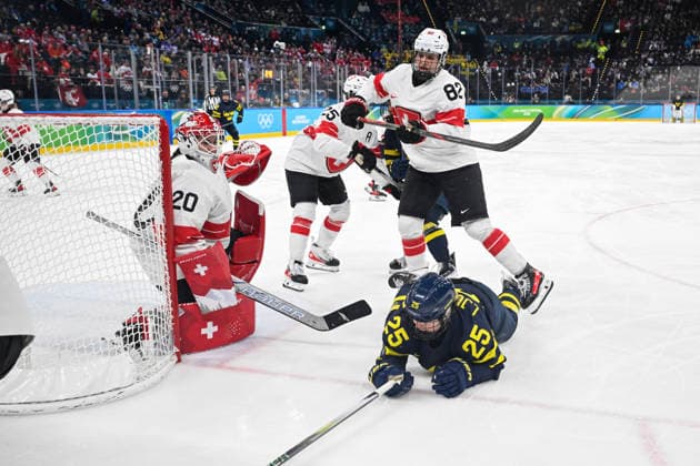 MILAN, ITALY 20260219 Switzerland goalkeeper Andrea Brändli 20, Alina Muller 25, Alessia Baechler 82 and Lara Christen 17 against Sweden s Sofie Lundin 17 and Lina Ljungblom 25 during the women s bronze medal match in Ice hockey, Eishockey between Switzerland and Sweden at the Santagiulia Arena during the Milan Olympics. *** The image is included in the SPORTS PACKAGE. For others PAYMENT IMAGE *** MILANO ITALY x10070x *** MILAN, ITALY 20260219 Switzerland goalkeeper Andrea Brändli 20, Alina Muller 25, Alessia Baechler 82 and Lara Christen 17 against Sweden s Sofie Lundin 17 and Lina Ljungblom 25 during the women s bronze medal match in ice hockey between Switzerland and Sweden at the Santagiulia Arena during the Milan Olympics The image is included in the SPORTS PACKAGE For others PAYMENT IMAGE MILANO ITALY x10070x  Copyright: xJessicaxGow TTx 2026 OLYMPICS ICE HOCKEY SWITZERLAND-SWEDEN BRONZE MATCH