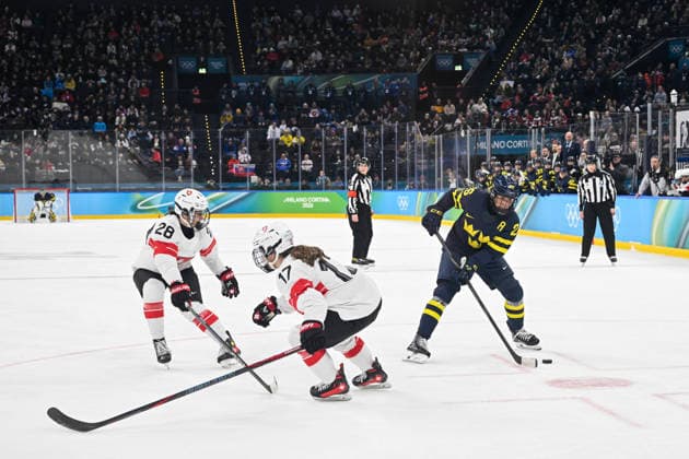 MILANO, ITALIEN 20260219 Schweiz Alina Marti och Lara Christen mot Sveriges Hanna Olsson under damernas bronsmatch i ishockey mellan Schweiz och Sverige i Santagiulia Arena under OS i Milano. *** Bilden ingar i SPORTPAKET. För övriga BETALBILD *** MILANO ITALIEN x10070x *** MILANO, ITALY 20260219 Switzerlands Alina Marti and Lara Christen against Swedens Hanna Olsson during the womens ice hockey bronze medal match between Switzerland and Sweden at the Santagiulia Arena during the Milan Olympics Picture in SPORT PACKAGE For others PAY PICTURE MILANO ITALY x10070x  Copyright: xJessicaxGow TTx OS 2026 ISHOCKEY SCHWEIZ-SVERIGE BRONSMATCH
