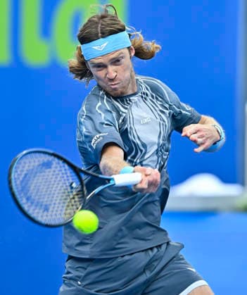 ATP, Tennis Herren QATAR EXXONMOBIL OPEN-QUARTER FINAL - 19 Feb 2026 Andrey Rublev of Russia is seen in action against Stefanos Tsitsipas of Greece ( not in view) during their men s singles quarter final match at the ATP Qatar Exxonmobil Open 2026 tennis tournament at the Khalifa International Tennis Complex. Andrey Rublev won against Stefanos Tsitsipas 6-3,7-6.?? Doha Qatar Copyright: xNoushadxVariyattiyakkalx xSOPAxImagesx NVRITYAKAL1-017