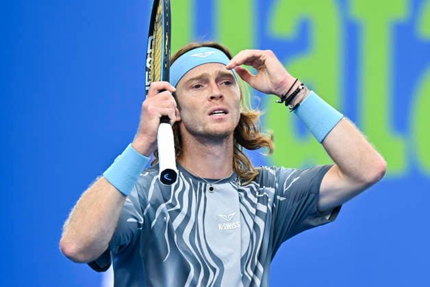 ATP, Tennis Herren QATAR EXXONMOBIL OPEN-QUARTER FINAL - 19 Feb 2026 Andrey Rublev of Russia is seen in action against Stefanos Tsitsipas of Greece ( not in view) during their men s singles quarter final match at the ATP Qatar Exxonmobil Open 2026 tennis tournament at the Khalifa International Tennis Complex. Andrey Rublev won against Stefanos Tsitsipas 6-3,7-6.?? Doha Qatar Copyright: xNoushadxVariyattiyakkalx xSOPAxImagesx NVRITYAKAL1-019