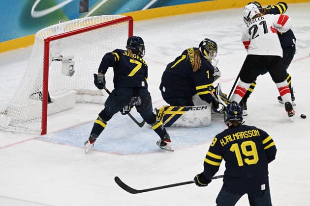 Winter Olympics - Ice hockey, Eishockey Women - Switzerland v Sweden Mira Jungaker (7) of Team Sweden, Ebba Svensson Traff (1) of Team Sweden, Sara Hjalmarsson (19) of Team Sweden and Rahel Enzler (21) of Team Switzerland during the Women s Bronze Medal match between Switzerland and Sweden on day thirteen of the Milano Cortina 2026 Winter Olympic Games, Olympische Spiele, Olympia, OS at Milano Santagiulia Ice Hockey Arena on February 19, 2026 in Milan, Italy. Photo by JMP ABACAPRESS.COM Milan Italy  Copyright: xJMP ABACAx