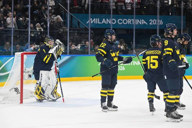 MILANO, ITALIEN 20260219 Sveriges malvakt Ebba Svensson Träff, Hanna Thuvik, Lisa Johansson, Jessica Adolfsson och Linnea Andersson deppar efter förlusten i damernas bronsmatch i ishockey mellan Schweiz och Sverige i Santagiulia Arena under OS i Milano. *** Bilden ingar i SPORTPAKET. För övriga BETALBILD *** MILANO ITALIEN x10070x *** MILANO, ITALY 20260219 Swedens goalkeeper Ebba Svensson Träff, Hanna Thuvik, Lisa Johansson, Jessica Adolfsson and Linnea Andersson are depressed after the loss in the womens ice hockey bronze medal match between Switzerland and Sweden in the Santagiulia Arena during the Milan Olympics Picture in SPORTPAKET For others PAYPICTURE MILANO ITALY x10070x  Copyright: xJessicaxGow TTx OS 2026 ISHOCKEY SCHWEIZ-SVERIGE BRONSMATCH