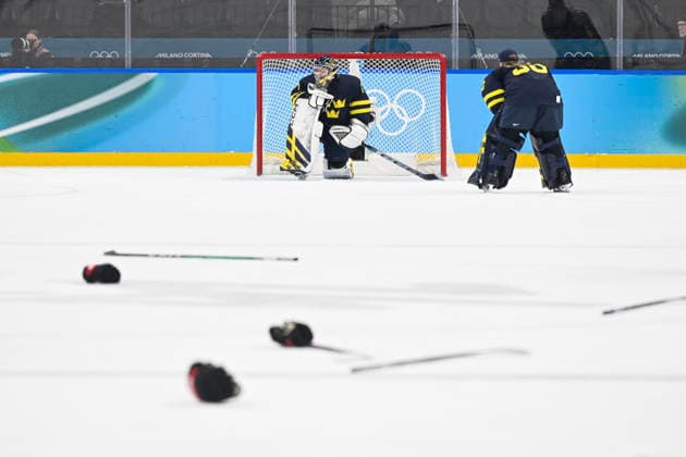MILAN, ITALY 20260219 Sweden s goalie Ebba Svensson Träff is consoled by goalie Emma Söderberg after Sweden lost in overtime in the women s bronze medal match in Ice hockey, Eishockey between Switzerland and Sweden at the Santagiulia Arena during the Milan Olympics. *** The image is included in the SPORTS PACKAGE. For others PAYMENT IMAGE *** MILANO ITALY x10070x *** MILAN, ITALY 20260219 Sweden s goalie Ebba Svensson Träff is consoled by goalie Emma Söderberg after Sweden lost in overtime in the women s bronze medal match in ice hockey between Switzerland and Sweden at the Santagiulia Arena during the Milan Olympics The image is included in the SPORTS PACKAGE For others PAYMENT IMAGE MILANO ITALY x10070x  Copyright: xJessicaxGow TTx 2026 OLYMPICS ICE HOCKEY SWITZERLAND-SWEDEN BRONZE MATCH