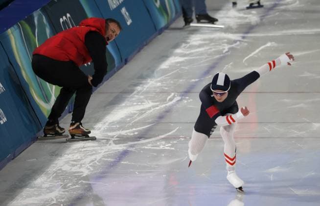Alexander FAHRTHOFER (AUT) und Betreuer. Eisschnelllauf, 1500 m der Maenner. Olympische Winterspiele 2026. 19.2.2026, in Mailand, Eisschnelllauf Stadion. Quelle Copyright Credit : Oryk HAIST *** Alexander FAHRTHOFER AUT and coach speed skating, mens 1500 m Olympic Winter Games 2026 19 2 2026, in Milan, speed skating stadium Source Copyright Credit Oryk HAIST xOLY-SSK10x