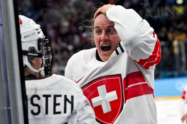 19 02 2026, Milano, Santa Giulia Ice hockey, Eishockey Arena, Winter Olympics: Bronze Final Switzerland - Sweden (Ice Hockey Women), Kaleigh Quennec of Switzerland celebrate the victory of the bronze medal Milano Santa Giulia Ice Hockey Arena Lombardy Italy *** 19 02 2026, Milano, Santa Giulia Ice Hockey Arena, Winter Olympics Bronze Final Switzerland Sweden Ice Hockey Women , Kaleigh Quennec of Switzerland celebrate the victory of the bronze medal Milano Santa Giulia Ice Hockey Arena Lombardy Italy Copyright: xJustPictures.ch AndreaxBrancax jp-en-AnBr-AB-AAB_895019022026