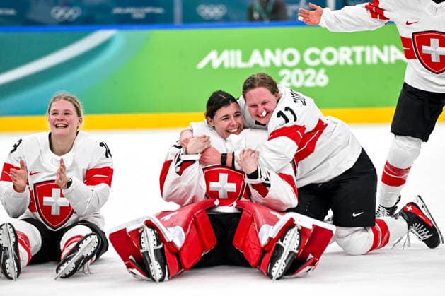 19 02 2026, Milano, Santa Giulia Ice hockey, Eishockey Arena, Winter Olympics: Bronze Final Switzerland - Sweden (Ice Hockey Women), Stefanie Wetli of Switzerland (L), goalkeeper Andrea Braendli of Switzerland (C) and Laura Zimmermann of Switzerland (R) celebrate the victory of the bronze medal Milano Santa Giulia Ice Hockey Arena Lombardy Italy *** 19 02 2026, Milano, Santa Giulia Ice Hockey Arena, Winter Olympics Bronze Final Switzerland Sweden Ice Hockey Women , Stefanie Wetli of Switzerland L , goalkeeper Andrea Braendli of Switzerland C and Laura Zimmermann of Switzerland R celebrate the victory of the bronze medal Milano Santa Giulia Ice Hockey Arena Lombardy Italy Copyright: xJustPictures.ch AndreaxBrancax jp-en-AnBr-AB-AAB_936719022026