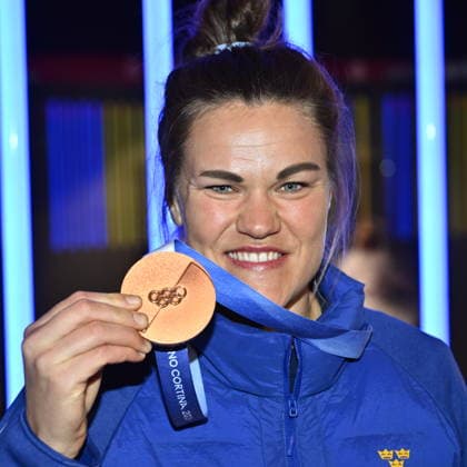 STOCKHOLM, SVERIGE 20260219 Anna Swenn-Larsson visar upp sin OS-bronsmedalj i slalom, när hon firas efter hemkomsten pa Olympiafestivalen i Westfield Mall of Scandinavia i Solna pa torsdagen. STOCKHOLM SVERIGE x10040x *** STOCKHOLM, SWEDEN 20260219 Anna Swenn Larsson shows off her Olympic bronze medal in slalom, as she is celebrated after returning home at the Olympic Festival in Westfield Mall of Scandinavia in Solna on Thursday STOCKHOLM SWEDEN x10040x  Copyright: xAndersxWiklund TTx HEMKOMSTFIRANDE ANNA SWEEN LARSSON