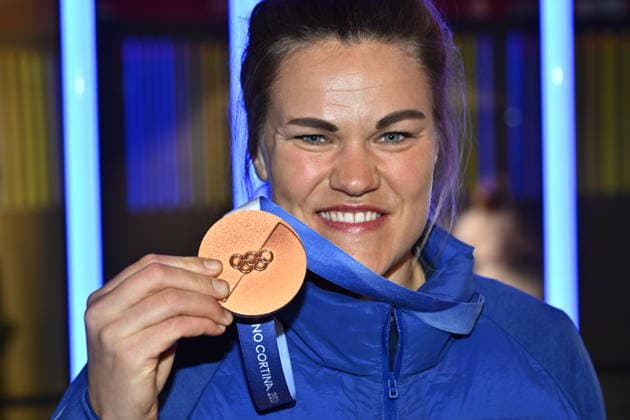 STOCKHOLM, SWEDEN 20260219 Anna Swenn-Larsson shows off her Olympic bronze medal in slalom, as she is celebrated after her homecoming at the Olympiafestivalen in Westfield Mall of Scandinavia in Solna on Thursday. STOCKHOLM SWEDEN x10040x *** STOCKHOLM, SWEDEN 20260219 Anna Swenn Larsson shows off her Olympic bronze medal in slalom, as she is celebrated after her homecoming at the Olympiafestivalen in Westfield Mall of Scandinavia in Solna on Thursday STOCKHOLM SWEDEN x10040x  Copyright: xAndersxWiklund TTx HOMECOMING CELEBRATION ANNA SWEEN LARSSON
