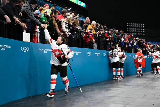 MILANO, ITALIEN 20260219 Schweiz Vanessa Schaefer tackar publiken efter vinsten i förlängningstid i damernas bronsmatch i ishockey mellan Schweiz och Sverige i Santagiulia Arena under OS i Milano. *** Bilden ingar i SPORTPAKET. För övriga BETALBILD *** MILANO ITALIEN x10070x *** MILANO, ITALY 20260219 Switzerlands Vanessa Schaefer thanks the crowd after winning in extra time in the womens ice hockey bronze medal match between Switzerland and Sweden at the Santagiulia Arena during the Milan Olympics Picture in SPORTS PACKAGE For others PAY PICTURE MILANO ITALY x10070x  Copyright: xJessicaxGow TTx OS 2026 ISHOCKEY SCHWEIZ-SVERIGE BRONSMATCH