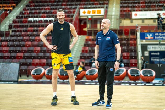 Jonas Wohlfarth Bottermann MHP RIESEN Ludwigsburg, 18 , Milenko Bogicevic Syntainics MBC, Head Coach , know each other from times at ALBA Berlin, GER, MHP Riesen vs Syntainics MBC Weissenfels, Basketball Bundesliga, easycredit BBL, 21 Matchday, Season 2025 2026, 19 02 2026, GER, MHP Riesen vs Syntainics MBC Weissenfels, Basketball Bundesliga, easycredit BBL, 21 Matchday, Season 2025 2026, 19 02 2026 Ludwigsburg Copyright: xEibner-Pressefoto SaschaxWaltherx EP_EER