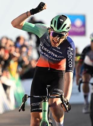 Volta Algarve 2026 Stage 2 FOIA (MONCHIQUE), PORTUGAL - FEBRUARY 19 : Seixas Paul (FRA) of Decathlon CMA CGM Team wins the sprint during stage 2 of the 52th edition of Volta Algarve an UCI ProSeries 2.Pro cycling road race stage for Men Elite of 147.2 km with start in Portimao and finish in Foia (Monchique) on February 19, 2026 in Foia (Monchique), Portugal, 19 02 2026 ( Motordriver Guy De Vuyst - Foia (Monchique) Portugal  Copyright: xNicoxVereeckenx