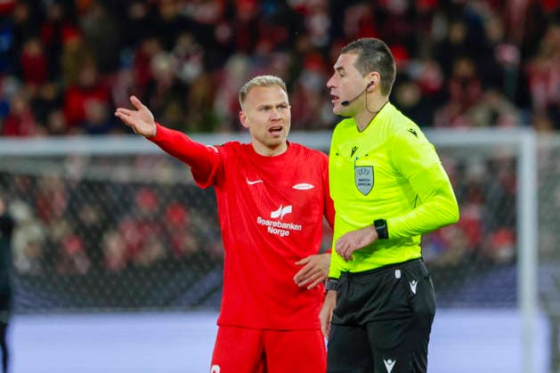 UEFA Europa League SK Brann Bologna Bergen 20260219 Branns Jon Thorsteinsson and referee Rade Obrenovic in the UEFA Europa League match between SK Brann and Bologna at Brann stadium Photo Paul S Amundsen NTB Bergen Norway EDITORIAL USE ONLY RESTRICTED USE FOR BETTING COMPANIES  Copyright: xPaulxS.xAmundsenx xNTBx