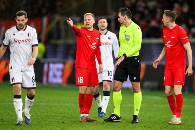 260219 Jon Dagur Thorsteinsson of Brann and Rade ObrenoviÄ, referee during the UEFA Europa League football match between Brann and Bologna on February 19, 2026 in Bergen Photo Marius Simensen BILDBYRAN COP 238 MM0056 bbeng brann bologna football fotball fotboll soccer uefa europa league  Copyright: MARIUSxSIMENSEN BB260219ZN035