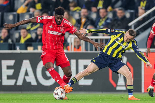 2026-02-19 Fenerbahce SK v Nottingham Forest FC - UEFA Europa League 2025 26 Knockout Play-off First Leg ISTANBUL, TURKEY - FEBRUARY 19: Ibrahim Sangare of Nottingham Forest FC, Kerem Akturkoglu of Fenerbahce SK battle for the ball during the UEFA Europa League 2025 26 Knockout Play-off First Leg match between Fenerbahce SK and Nottingham Forest FC at Ulker Sukru Saracoglu Stadium on February 19, 2026 in Istanbul, Turkey. (Photo by BSR Agency) Istanbul Turkey Content not available for redistribution in The Netherlands directly or indirectly through any third parties. Copyright: xBSRxAgencyx