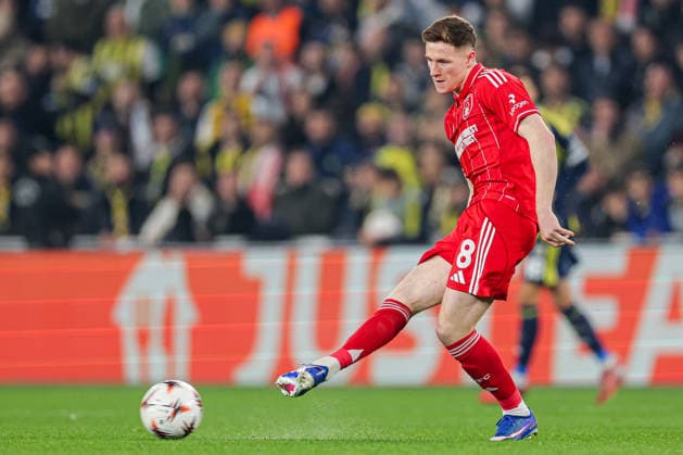 2026-02-19 Fenerbahce SK v Nottingham Forest FC - UEFA Europa League 2025 26 Knockout Play-off First Leg ISTANBUL, TURKEY - FEBRUARY 19: Elliot Anderson of Nottingham Forest FC makes a pass during the UEFA Europa League 2025 26 Knockout Play-off First Leg match between Fenerbahce SK and Nottingham Forest FC at Ulker Sukru Saracoglu Stadium on February 19, 2026 in Istanbul, Turkey. (Photo by BSR Agency) Istanbul Turkey Content not available for redistribution in The Netherlands directly or indirectly through any third parties. Copyright: xBSRxAgencyx