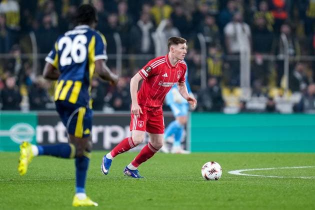 Elliot Anderson of Nottingham Forest Football Club on the ball Fenerbache v Nottingham Forest, UEFA Europa League, Knockout Round Play Offs, First Leg, Football, Sukru Saracoglu Stadium, Istanbul, Turkiye - 19 Feb 2026Istanbul Sukru Saracoglu Stadium Turkey EDITORIAL USE ONLY No use with unauthorised audio, video, data, fixture lists, club league logos or live services. Online in-match use limited to 120 images, no video emulation. No use in betting, games or single club league player publications. Copyright: xRaddadxJebarah Shutterstockx 16674269ab