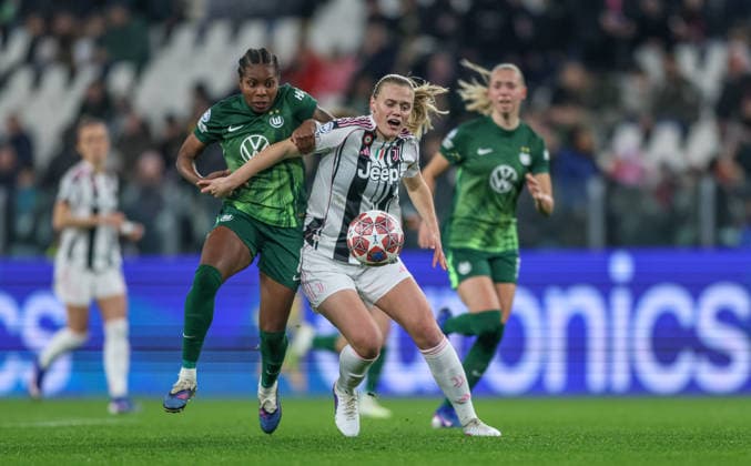 ITA, Wolfsburg, Juventus Turin vs VfL Wolfsburg, WomenÂs Champions League, Football, UEFA, Season 2025 2026, Allianz Stadium, Playoffs, Second leg in picture v l Lineth Beerensteyn VfL Wolfsburg Women 9 , Mathilde Harviken Juventus Turin Women 5 DFB DFL REGULATIONS PROHIBIT ANY USE OF PHOTOGRAPHS AS IMAGE SEQUENCES AND OR QUASI VIDEO, 19 02 2026 Copyright: HMBxMedia HendrikxHamelau