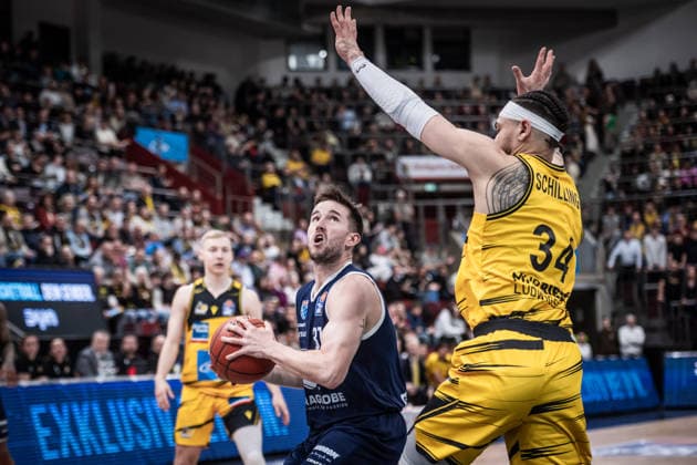 Spencer Reaves Syntainics MBC, 31 vs Gavin Schilling MHP RIESEN Ludwigsburg, 34 GER, MHP Riesen Ludwigsburg vs Syntainics MBC, Basketball Bundesliga, easycredit BBL, 21 Matchday, Season 2025 2026, 19 02 2026 GER, MHP Riesen Ludwigsburg vs Syntainics MBC, Basketball Bundesliga, easycredit BBL, 21 Matchday, Season 2025 2026, 19 02 2026 Ludwigsburg Copyright: xSandyxDinkelackerx EP_SDR