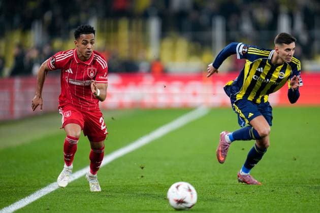 Omari Hutchinson of Nottingham Forest Football Club chases a ball Fenerbache v Nottingham Forest, UEFA Europa League, Knockout Round Play Offs, First Leg, Football, Sukru Saracoglu Stadium, Istanbul, Turkiye - 19 Feb 2026Istanbul Sukru Saracoglu Stadium Turkey EDITORIAL USE ONLY No use with unauthorised audio, video, data, fixture lists, club league logos or live services. Online in-match use limited to 120 images, no video emulation. No use in betting, games or single club league player publications. Copyright: xRaddadxJebarah Shutterstockx 16674269ak