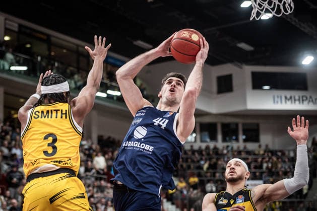 Jure Planinic Syntainics MBC, 44 past Stefan Smith MHP RIESEN Ludwigsburg, 03 , behind him still Gavin Schilling MHP RIESEN Ludwigsburg, 34 GER, MHP Riesen Ludwigsburg vs Syntainics MBC, Basketball Bundesliga, easycredit BBL, 21 Matchday, Season 2025 2026, 19 02 2026 GER, MHP Riesen Ludwigsburg vs Syntainics MBC, Basketball Bundesliga, easycredit BBL, 21 Matchday, Season 2025 2026, 19 02 2026 Ludwigsburg Copyright: xSandyxDinkelackerx EP_SDR
