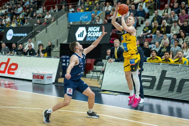 Spencer Reaves Syntainics MBC, 31 , Toms Skuja MHP RIESEN Ludwigsburg, 05 , GER, MHP Riesen vs Syntainics MBC Weissenfels, Basketball Bundesliga, easycredit BBL, 21 Matchday, Season 2025 2026, 19 02 2026, GER, MHP Riesen vs Syntainics MBC Weissenfels, Basketball Bundesliga, easycredit BBL, 21 Matchday, Season 2025 2026, 19 02 2026 Ludwigsburg Copyright: xEibner-Pressefoto SaschaxWaltherx EP_EER