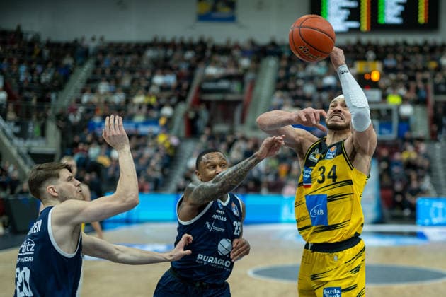 Perttu Blomgren Syntainics MBC, 20 , Charles Callison Syntainics MBC, 23 , Gavin Schilling MHP RIESEN Ludwigsburg, 34 , GER, MHP Riesen vs Syntainics MBC Weissenfels, Basketball Bundesliga, easycredit BBL, Matchday 21, Season 2025 2026, 19 02 2026, GER, MHP Riesen vs Syntainics MBC Weissenfels, Basketball Bundesliga, easycredit BBL, Matchday 21, Season 2025 2026, 19 02 2026 Ludwigsburg Copyright: xEibner-Pressefoto SaschaxWaltherx EP_EER