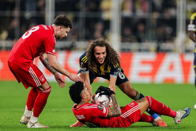 2026-02-19 Fenerbahce SK v Nottingham Forest FC - UEFA Europa League 2025 26 Knockout Play-off First Leg ISTANBUL, TURKEY - FEBRUARY 19: Neco Williams of Nottingham Forest FC, Igor Jesus of Nottingham Forest FC, Matteo Guendouzi of Fenerbahce SK fighting for the ball during the UEFA Europa League 2025 26 Knockout Play-off First Leg match between Fenerbahce SK and Nottingham Forest FC at Ulker Sukru Saracoglu Stadium on February 19, 2026 in Istanbul, Turkey. (Photo by BSR Agency) Istanbul Turkey Content not available for redistribution in The Netherlands directly or indirectly through any third parties. Copyright: xBSRxAgencyx
