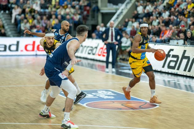 Perttu Blomgren Syntainics MBC, 20 , Stefan Smith MHP RIESEN Ludwigsburg, 03 , GER, MHP Riesen vs Syntainics MBC Weissenfels, Basketball Bundesliga, easycredit BBL, 21 Matchday, Season 2025 2026, 19 02 2026, GER, MHP Riesen vs Syntainics MBC Weissenfels, Basketball Bundesliga, easycredit BBL, 21 Matchday, Season 2025 2026, 19 02 2026 Ludwigsburg Copyright: xEibner-Pressefoto SaschaxWaltherx EP_EER