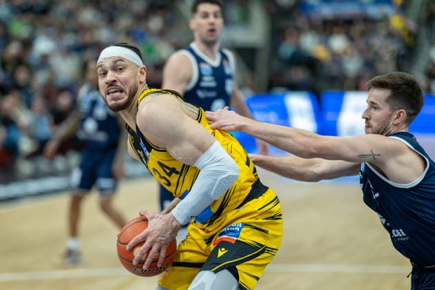 Gavin Schilling MHP RIESEN Ludwigsburg, 34 , Spencer Reaves Syntainics MBC, 31 , GER, MHP Riesen vs Syntainics MBC Weissenfels, Basketball Bundesliga, easycredit BBL, 21 Matchday, Season 2025 2026, 19 02 2026, GER, MHP Riesen vs Syntainics MBC Weissenfels, Basketball Bundesliga, easycredit BBL, 21 Matchday, Season 2025 2026, 19 02 2026 Ludwigsburg Copyright: xEibner-Pressefoto SaschaxWaltherx EP_EER