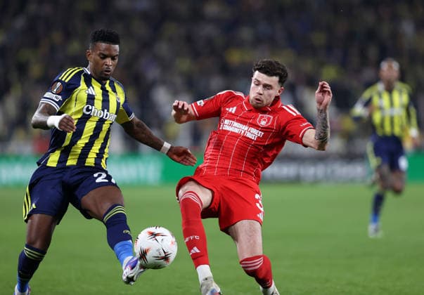 Fenerbahce v Nottingham Forest - UEFA Europa League??????? ISTANBUL, TURKIYE - FEBRUARY 19: Nelson Semedo (L) of Fenerbahce in action against Neco Williams (R) of Nottingham Forest during first leg of the UEFA Europa League round of 16 play-off between Fenerbahce and Nottingham Forest at Chobani Stadium in Istanbul, Turkiye on February 19, 2026. Ali Atmaca Anadolu Istanbul Turkey. Editorial use only. Please get in touch for any other usage.  Copyright: x2026xAnadoluxAlixAtmacax