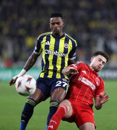 Fenerbahce v Nottingham Forest - UEFA Europa League??????? ISTANBUL, TURKIYE - FEBRUARY 19: Nelson Semedo (L) of Fenerbahce in action against Neco Williams (R) of Nottingham Forest during first leg of the UEFA Europa League round of 16 play-off between Fenerbahce and Nottingham Forest at Chobani Stadium in Istanbul, Turkiye on February 19, 2026. Ali Atmaca Anadolu Istanbul Turkey. Editorial use only. Please get in touch for any other usage.  Copyright: x2026xAnadoluxAlixAtmacax