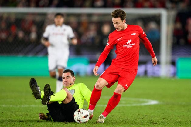 260219 Rade ObrenoviÄ, referee and Felix Horn Myhre of Brann during the UEFA Europa League football match between Brann and Bologna on February 19, 2026 in Bergen Photo Marius Simensen BILDBYRAN COP 238 MM0056 bbeng brann bologna football fotball fotboll soccer uefa europa league  Copyright: MARIUSxSIMENSEN BB260219ZE027