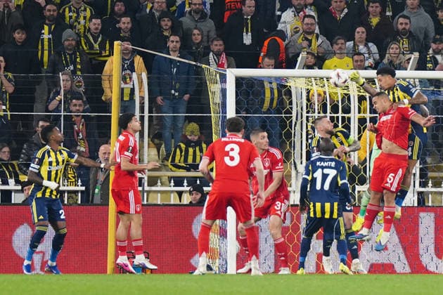 ISTANBUL, TURKEY - FEBRUARY 19: Milan Skriniar , Jayden Oosterwolde of Fenerbahce SK and Nikola Milenkovic (31) , Murillo Santiago Costa dos Santos (5) of Nottingham Forest FC battle for the ball during the UEFA Europa League 2025 26 Knockout Play-off First Leg match between Fenerbahce SK and Nottingham Forest FC at Fenerbahce Chobani Stadium on February 19, 2026 in Istanbul, Turkey. Istanbul Turkey Copyright: xSeskimphotox FBahce-Notham-190226 (2)