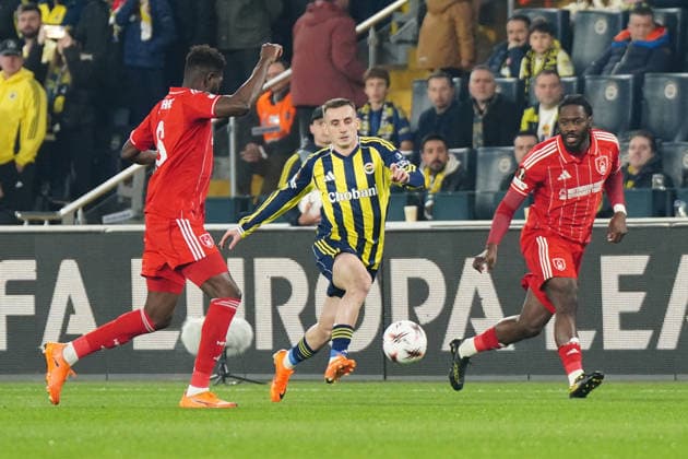 ISTANBUL, TURKEY - FEBRUARY 19: Kerem Akturkoglu of Fenerbahce SK and Ibrahim Sangare (6) of Nottingham Forest FC battle for the ball during the UEFA Europa League 2025 26 Knockout Play-off First Leg match between Fenerbahce SK and Nottingham Forest FC at Fenerbahce Chobani Stadium on February 19, 2026 in Istanbul, Turkey. Istanbul Turkey Copyright: xSeskimphotox FBahce-Notham-190226 (5)