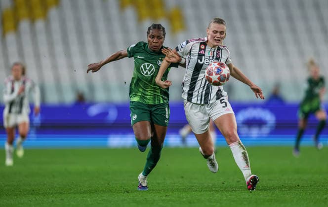 ITA, Wolfsburg, Juventus Turin vs VfL Wolfsburg, WomenÂs Champions League, Football, UEFA, Season 2025 2026, Allianz Stadium, Playoffs, Second leg in picture v l Lineth Beerensteyn VfL Wolfsburg Women 9 , Mathilde Harviken Juventus Turin Women 5 , Duel DFB DFL REGULATIONS PROHIBIT ANY USE OF PHOTOGRAPHS AS IMAGE SEQUENCES AND OR QUASI VIDEO, 19 02 2026 Copyright: HMBxMedia HendrikxHamelau