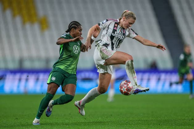 ITA, Wolfsburg, Juventus Turin vs VfL Wolfsburg, WomenÂs Champions League, Football, UEFA, Season 2025 2026, Allianz Stadium, Playoffs, Second leg in picture v l Lineth Beerensteyn VfL Wolfsburg Women 9 , Mathilde Harviken Juventus Turin Women 5 , Duel DFB DFL REGULATIONS PROHIBIT ANY USE OF PHOTOGRAPHS AS IMAGE SEQUENCES AND OR QUASI VIDEO, 19 02 2026 Copyright: HMBxMedia HendrikxHamelau