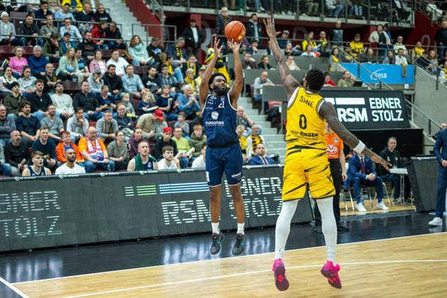 RJ Gunn Syntainics MBC, 21 , Babacar Sane MHP RIESEN Ludwigsburg, 00 , GER, MHP Riesen vs Syntainics MBC Weissenfels, Basketball Bundesliga, easycredit BBL, 21 Matchday, Season 2025 2026, 19 02 2026, GER, MHP Riesen vs Syntainics MBC Weissenfels, Basketball Bundesliga, easycredit BBL, 21 Matchday, Season 2025 2026, 19 02 2026 Ludwigsburg Copyright: xEibner-Pressefoto SaschaxWaltherx EP_EER