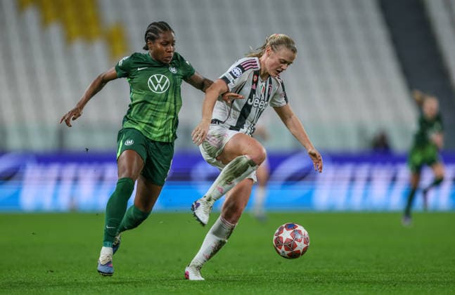 ITA, Wolfsburg, Juventus Turin vs VfL Wolfsburg, WomenÂs Champions League, Football, UEFA, Season 2025 2026, Allianz Stadium, Playoffs, Second leg in picture v l Lineth Beerensteyn VfL Wolfsburg Women 9 , Mathilde Harviken Juventus Turin Women 5 , Duel DFB DFL REGULATIONS PROHIBIT ANY USE OF PHOTOGRAPHS AS IMAGE SEQUENCES AND OR QUASI VIDEO, 19 02 2026 Copyright: HMBxMedia HendrikxHamelau