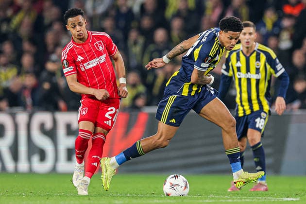 2026-02-19 Fenerbahce SK v Nottingham Forest FC - UEFA Europa League 2025 26 Knockout Play-off First Leg ISTANBUL, TURKEY - FEBRUARY 19: Omari Hutchinson of Nottingham Forest FC, Jayden Oosterwolde of Fenerbahce SK battle for the ball during the UEFA Europa League 2025 26 Knockout Play-off First Leg match between Fenerbahce SK and Nottingham Forest FC at Ulker Sukru Saracoglu Stadium on February 19, 2026 in Istanbul, Turkey. (Photo by BSR Agency) Istanbul Turkey Content not available for redistribution in The Netherlands directly or indirectly through any third parties. Copyright: xBSRxAgencyx