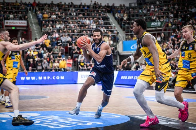 Andrew Harrison Syntainics MBC, 02 surrounded by Ludwigsburgers GER, MHP Riesen Ludwigsburg vs Syntainics MBC, Basketball Bundesliga, easycredit BBL, 21 Matchday, Season 2025 2026, 19 02 2026 GER, MHP Riesen Ludwigsburg vs Syntainics MBC, Basketball Bundesliga, easycredit BBL, 21 Matchday, Season 2025 2026, 19 02 2026 Ludwigsburg Copyright: xSandyxDinkelackerx EP_SDR