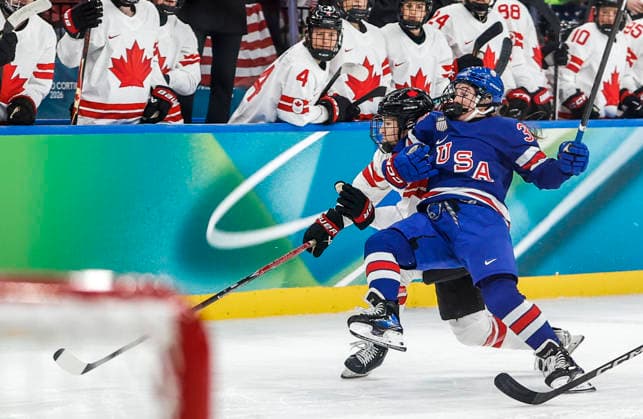 United States Abbey Murphy (37) and Canada s Jocelyne Larocque (3) battle for the puck in the first period of the Women s Hockey Gold Medal Game between Canada and the USA at the Milano Santagiulia Ice hockey, Eishockey Arena in Milan, Italy, on Thursday, February 19, 2026.  OLY20260219308 AARONxJOSEFCZYK