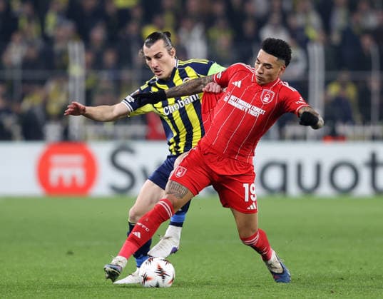 Fenerbahce v Nottingham Forest - UEFA Europa League ISTANBUL, TURKIYE - FEBRUARY 19: Caglar Soyuncu (L) of Fenerbahce in action against Igor jesus (R) of Nottingham Forest during first leg of the UEFA Europa League round of 16 play-off between Fenerbahce and Nottingham Forest at Chobani Stadium on February 19, 2026, in Istanbul, Turkiye. Ali Atmaca Anadolu Istanbul Turkey. Editorial use only. Please get in touch for any other usage.  Copyright: x2026xAnadoluxAlixAtmacax