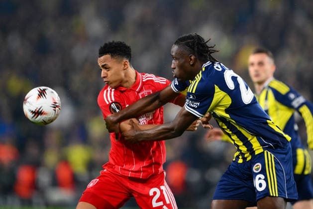 Fenerbahce v Nottingham Forest - UEFA Europa League ISTANBUL, TURKIYE - FEBRUARY 19: Sidiki Cherif (R) of Fenerbahce in action against Omari Hutchinson (21) of Nottingham Forest during first leg of the UEFA Europa League round of 16 play-off between Fenerbahce and Nottingham Forest at Chobani Stadium in Istanbul, Turkiye on February 19, 2026. Arif Hudaverdi Yaman Anadolu Istanbul Turkey. Editorial use only. Please get in touch for any other usage.  Copyright: x2026xAnadoluxArifxHudaverdixYamanx