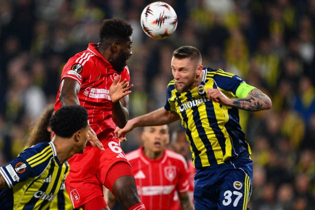 Fenerbahce v Nottingham Forest - UEFA Europa League ISTANBUL, TURKIYE - FEBRUARY 19: Milan Skriniar (37) of Fenerbahce in action against Ibrahim Sangare (6) of Nottingham Forest during first leg of the UEFA Europa League round of 16 play-off between Fenerbahce and Nottingham Forest at Chobani Stadium in Istanbul, Turkiye on February 19, 2026. Arif Hudaverdi Yaman Anadolu Istanbul Turkey. Editorial use only. Please get in touch for any other usage.  Copyright: x2026xAnadoluxArifxHudaverdixYamanx