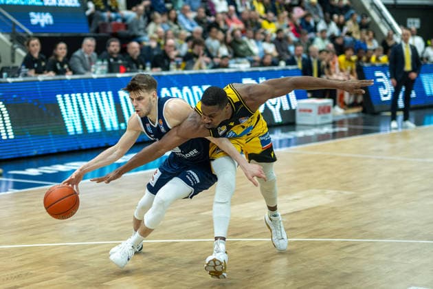 Perttu Blomgren Syntainics MBC, 20 , Yorman Polas Bartolo MHP RIESEN Ludwigsburg, 13 , GER, MHP Riesen vs Syntainics MBC Weissenfels, Basketball Bundesliga, easycredit BBL, Matchday 21, Season 2025 2026, 19 02 2026, GER, MHP Riesen vs Syntainics MBC Weissenfels, Basketball Bundesliga, easycredit BBL, Matchday 21, Season 2025 2026, 19 02 2026 Ludwigsburg Copyright: xEibner-Pressefoto SaschaxWaltherx EP_EER