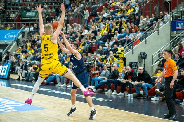 Toms Skuja MHP RIESEN Ludwigsburg, 05 , Spencer Reaves Syntainics MBC, 31 , GER, MHP Riesen vs Syntainics MBC Weissenfels, Basketball Bundesliga, easycredit BBL, 21 Matchday, Season 2025 2026, 19 02 2026, GER, MHP Riesen vs Syntainics MBC Weissenfels, Basketball Bundesliga, easycredit BBL, 21 Matchday, Season 2025 2026, 19 02 2026 Ludwigsburg Copyright: xEibner-Pressefoto SaschaxWaltherx EP_EER