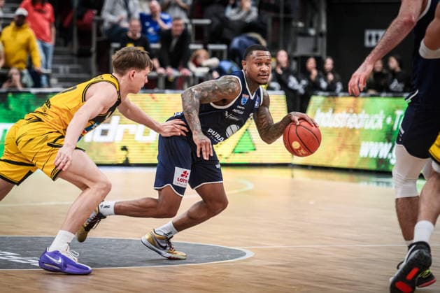 Charles Callison Syntainics MBC, 23 pursued by Julis Baumer MHP RIESEN Ludwigsburg, 37 GER, MHP Riesen Ludwigsburg vs Syntainics MBC, Basketball Bundesliga, easycredit BBL, 21 Matchday, Season 2025 2026, 19 02 2026 GER, MHP Riesen Ludwigsburg vs Syntainics MBC, Basketball Bundesliga, easycredit BBL, 21 Matchday, Season 2025 2026, 19 02 2026 Ludwigsburg Copyright: xSandyxDinkelackerx EP_SDR