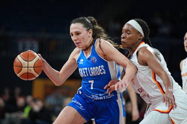 Galatasaray Cagdas Faktoring v Basket Landes - EuroLeague Women ISTANBUL, TURKIYE - FEBRUARY 19: Kamiah Smalls (R) of Galatasaray Cagdas Faktoring in action against Camille Droguet (7) of Basket Landes during EuroLeague Women semifinal play in basketball match between Galatasaray Cagdas Faktoring and Basket Landes at Sinan Erdem Dome in Istanbul, Turkiye on February 19, 2026. Adem Kutucu Anadolu Istanbul Turkey. Editorial use only. Please get in touch for any other usage.  Copyright: x2026xAnadoluxAdemxKutucux
