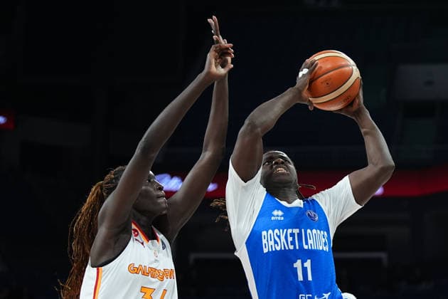 Galatasaray Cagdas Faktoring v Basket Landes - EuroLeague Women ISTANBUL, TURKIYE - FEBRUARY 19: Awak Kuier (L) of Galatasaray Cagdas Faktoring in action against Murjanatu Musa (R) of Basket Landes during EuroLeague Women semifinal play in basketball match between Galatasaray Cagdas Faktoring and Basket Landes at Sinan Erdem Dome in Istanbul, Turkiye on February 19, 2026. Adem Kutucu Anadolu Istanbul Turkey. Editorial use only. Please get in touch for any other usage.  Copyright: x2026xAnadoluxAdemxKutucux