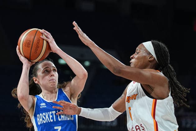 Galatasaray Cagdas Faktoring v Basket Landes - EuroLeague Women ISTANBUL, TURKIYE - FEBRUARY 19: Kamiah Smalls (R) of Galatasaray Cagdas Faktoring in action against Camille Droguet (7) of Basket Landes during EuroLeague Women semifinal play in basketball match between Galatasaray Cagdas Faktoring and Basket Landes at Sinan Erdem Dome in Istanbul, Turkiye on February 19, 2026. Adem Kutucu Anadolu Istanbul Turkey. Editorial use only. Please get in touch for any other usage.  Copyright: x2026xAnadoluxAdemxKutucux
